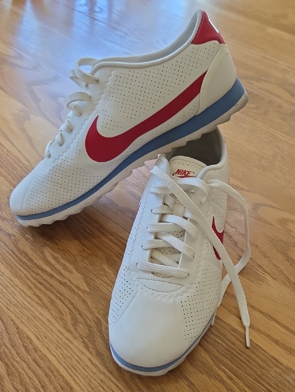 Nike White Sneakers with Red Swoosh and Blue Midsole 🟨 TOTE
